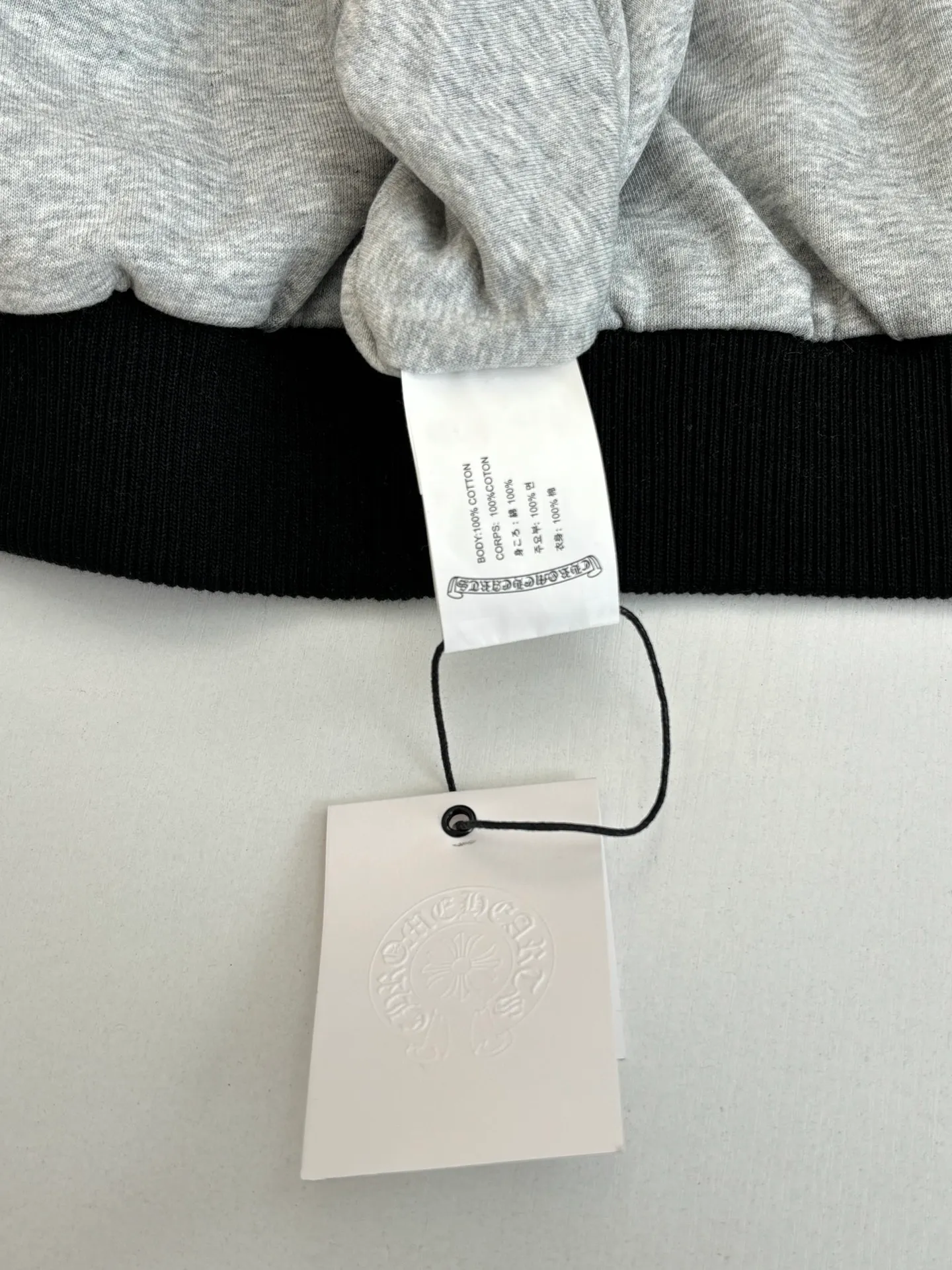 P850 Chrome Heart*/Chrome Heart 25 new style Horseshoe print double-sided hooded cotton jacket. The original domestic spot purchase is 3.98W. The development cost is extremely high. The front is made of jacquard woven fabric. The minimum order quantity is 1000 meters. The other side is gray yarn 260 grams. All developed and customized according to the original version. Refuse to use off-the-shelf wrong fabrics. Four layers of thickness blessing. You can survive the winter in one piece (one layer of gray knitted lining, two layers of gall fabric, and one layer of down cotton) Size：S/M/L